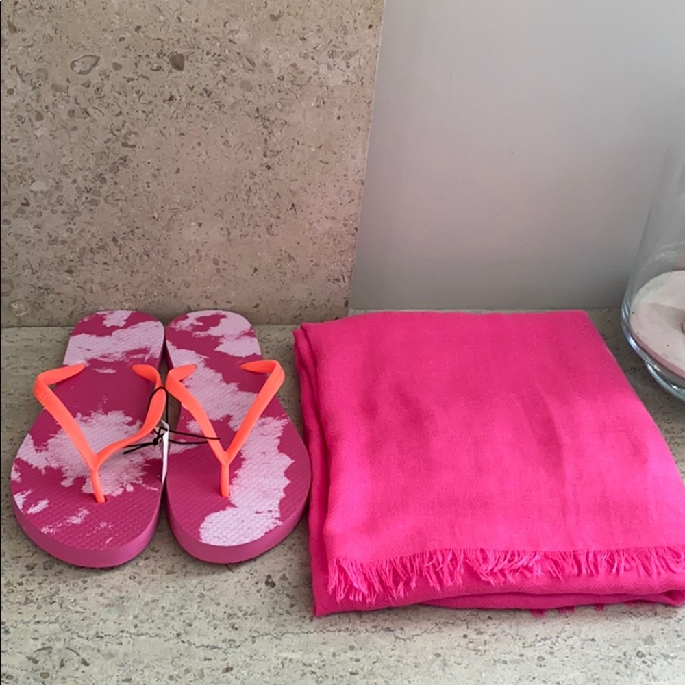 GAP flip flop and summer wrap bundle.